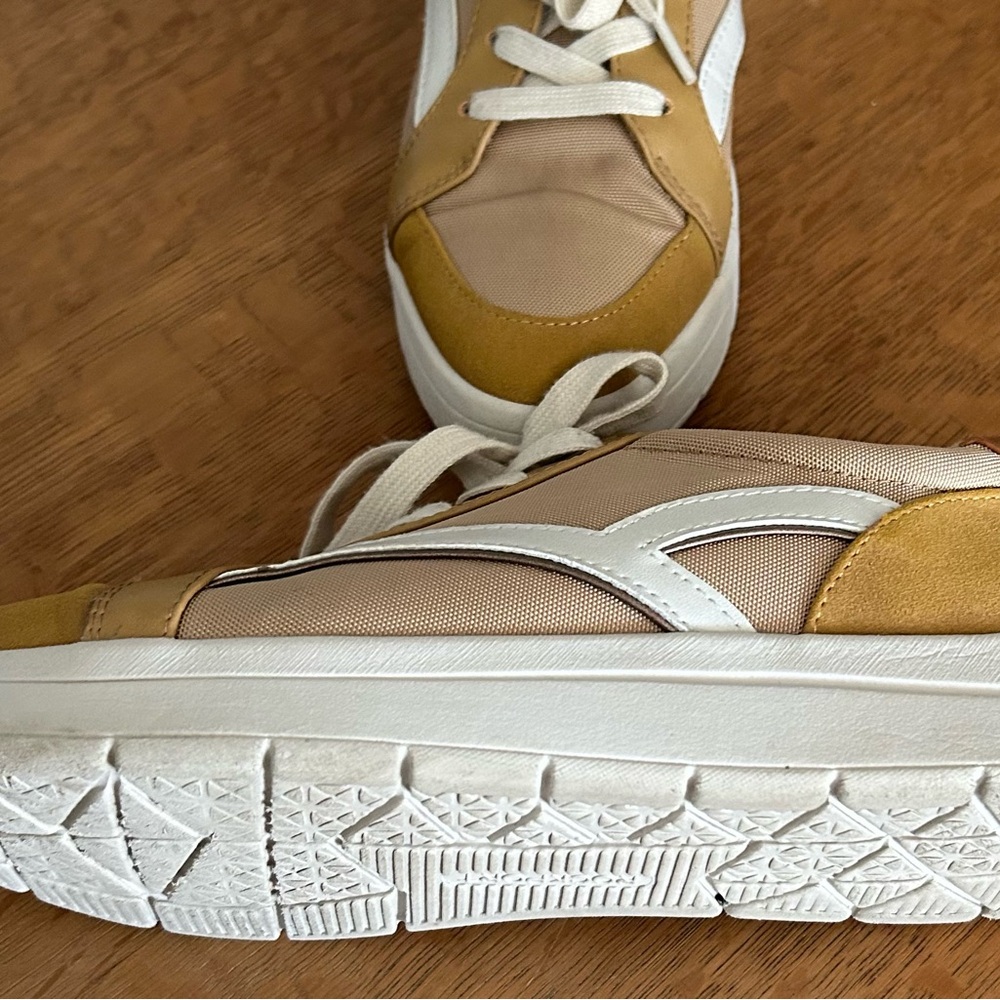 Rockport sneakers in shades of gold. 6.5W. - Picture 3 of 3